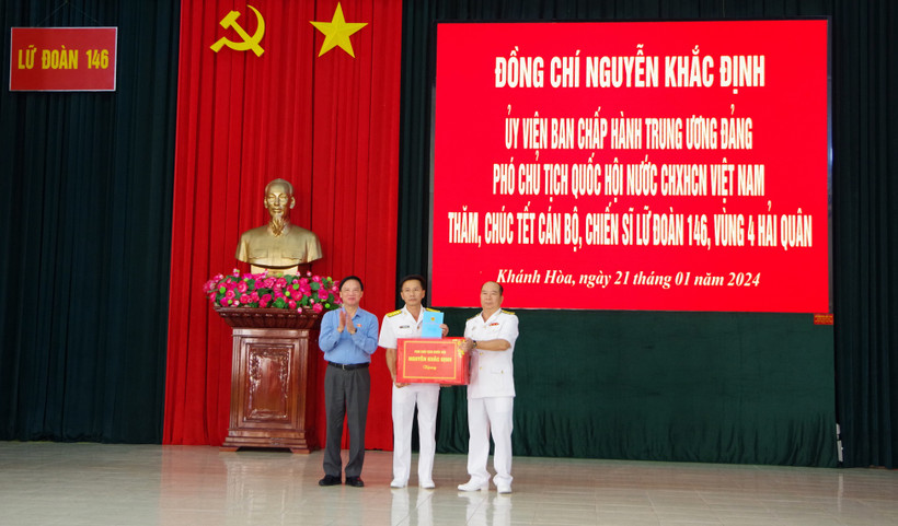 Đồng chí Nguyễn Khắc Định tặng quà cán bộ, chiến sĩ Lữ đoàn 146, Vùng 4 Hải quân.