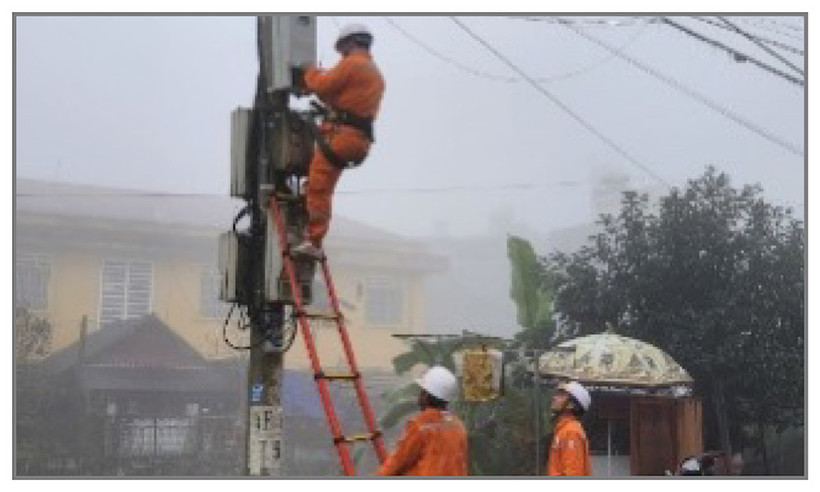 Công nhân điện Mường Khương khắc phục sự cố trong giá rét.