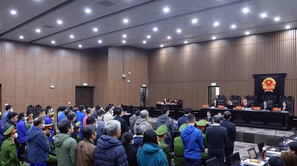 Toàn cảnh phiên xét xử sáng 3/1/2024.