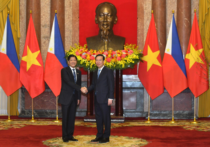 Chủ tịch nước Võ Văn Thưởng và Tổng thống Philippines Ferdinand Romualdez Marcos Jr tại lễ đón. (Ảnh: ĐĂNG KHOA)