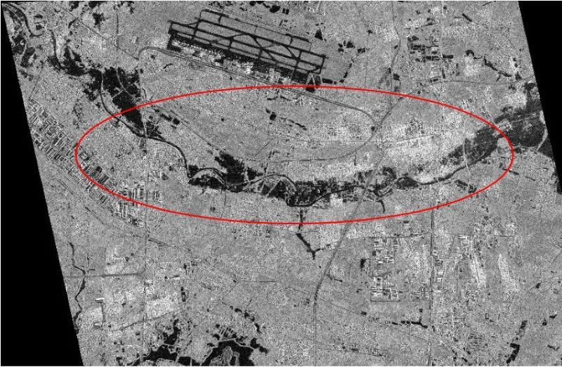 Ảnh vệ tinh ASNARO-2 chụp ngày 12/9/2024 cho thấy khu vực dọc sông Cà Lồ xuất hiện các vùng ngập lụt hai bên bờ sông.