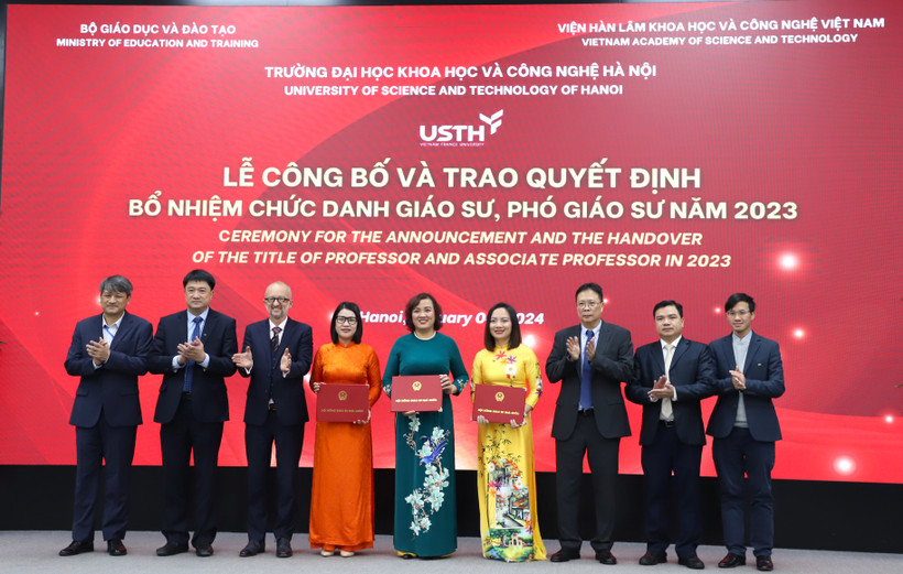 Trao Quyết định bổ nhiệm chức danh Giáo sư, Phó Giáo sư cho 3 giảng viên.