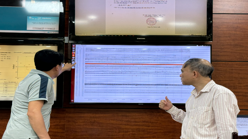 Tiến sĩ Nguyễn Xuân Anh, Giám đốc Trung tâm Báo tin động đất và Cảnh báo sóng thần (bên phải) cùng cán bộ chuyên trách theo dõi động đất tại Trung tâm Báo tin động đất và Cảnh báo sóng thần.