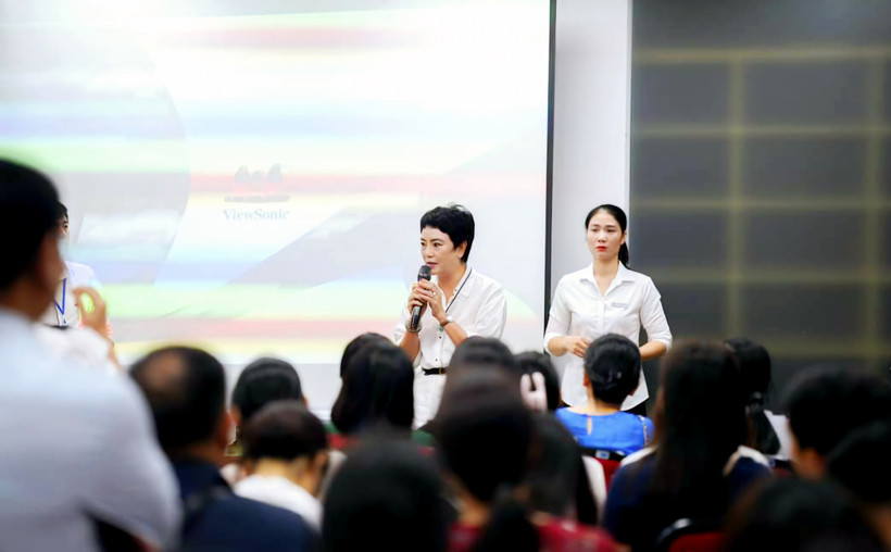 Ban Giám hiệu nhà trường phổ biến quy trình nhập học.