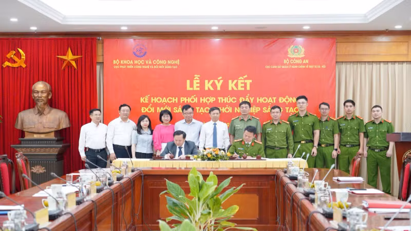 Lễ Ký kết giữa Cục Phát triển công nghệ và Đổi mới sáng tạo và Cục Cảnh sát Quản lý hành chính về trật tự xã hội.