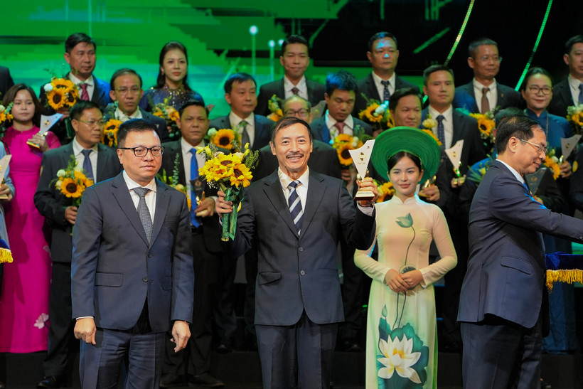 Tổng giám đốc Hoàng Minh Châu nhận biểu trưng Thương hiệu quốc gia Việt Nam năm 2024.