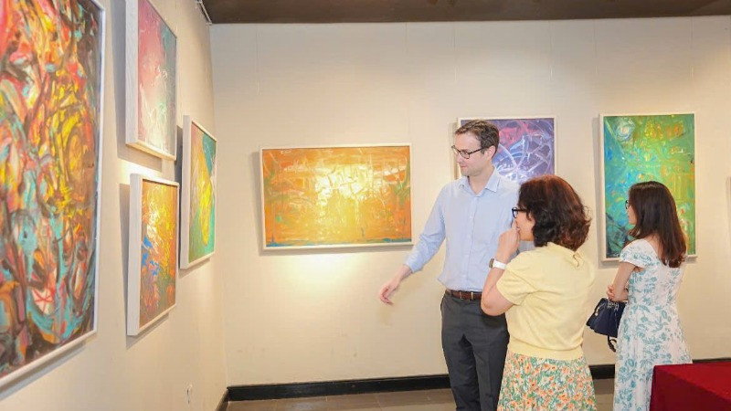 Du khách tham quan Triển lãm "Thấm".