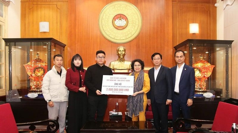 Phó Chủ tịch Ủy ban Trung ương Mặt trận Tổ quốc Việt Nam Tô Thị Bích Châu tiếp nhận ủng hộ từ Ban tổ chức Liveshow Dốc Mộng mơ.