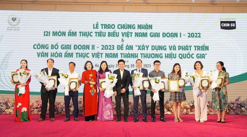 Trao chứng nhận cho đại diện các địa phương có món ẩm thực tiêu biểu.