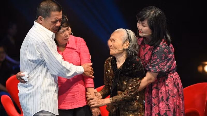 Chương trình gây xúc động với những phút đoàn viên trào nước mắt. (Ảnh: VTV)