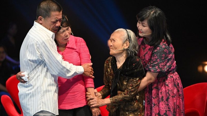 Chương trình gây xúc động với những phút đoàn viên trào nước mắt. (Ảnh: VTV)