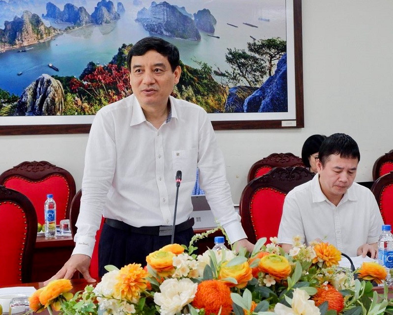 Đồng chí Nguyễn Đắc Vinh thông tin về việc tổ chức Hội thảo Văn hóa 2024. 
