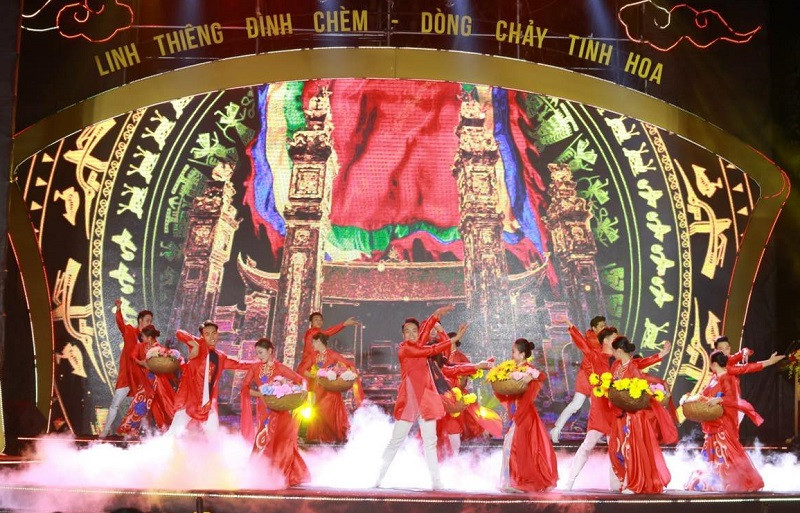 Chương trình mở màn bằng hoạt cảnh “Linh thiêng đình Chèm” được dàn dựng công phu.