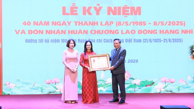 Tạp chí Người Hà Nội đón nhận Huân chương Lao động hạng Nhì. (Ảnh: QUANG THÁI)