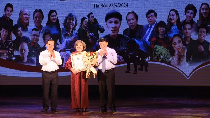 Trao giải “Thành tựu trọn đời sáng tạo nghệ thuật và cống hiến phục vụ nhân dân” cho Nghệ sĩ Nhân dân Lệ Thủy. (Ảnh: Linh Trần)