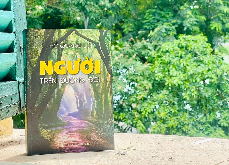 Cuốn sách "Người trên đường đời" của nhà báo, nhà văn Hồ Quang Lợi.