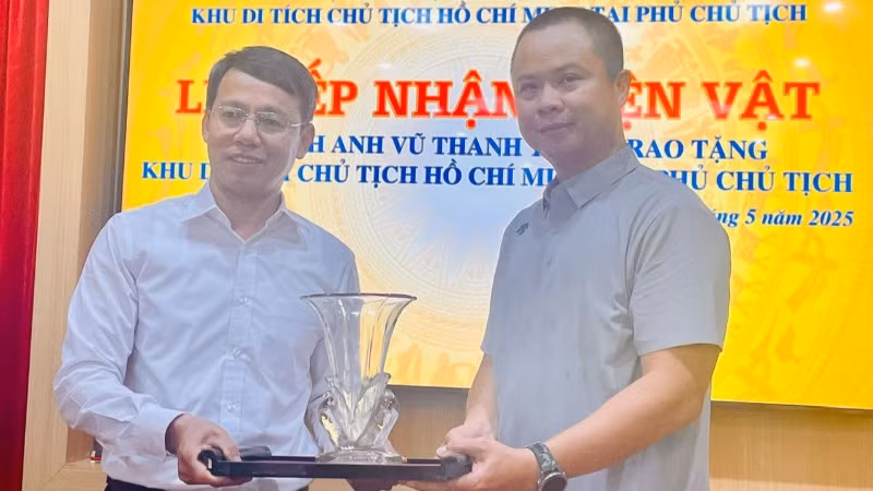Đại diện Khu Di tích Chủ tịch Hồ Chí Minh tại Phủ Chủ tịch tiếp nhận hiện vật do gia đình ông Vũ Thanh Tùng trao tặng.
