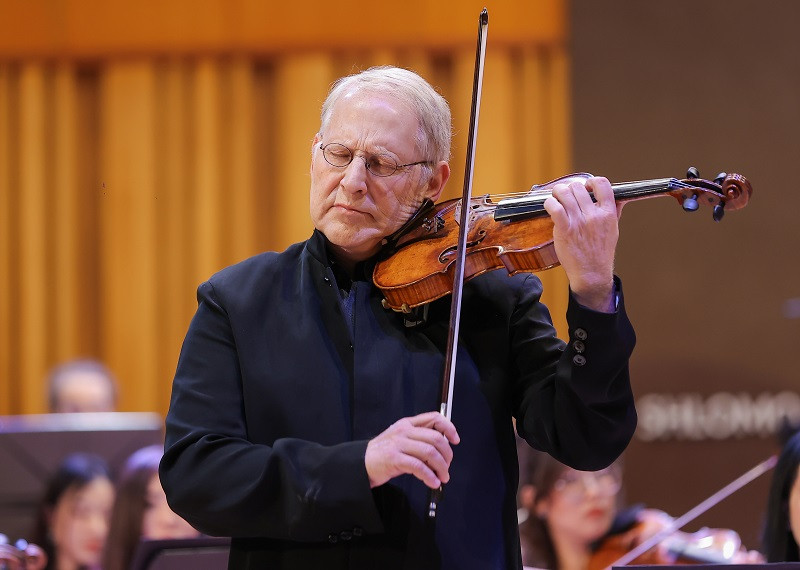 Huyền thoại violin thế giới Shlomo Mintz đã mang đến cho khán giả Việt Nam đêm diễn giàu cảm xúc. (Ảnh: HÒA NGUYỄN)