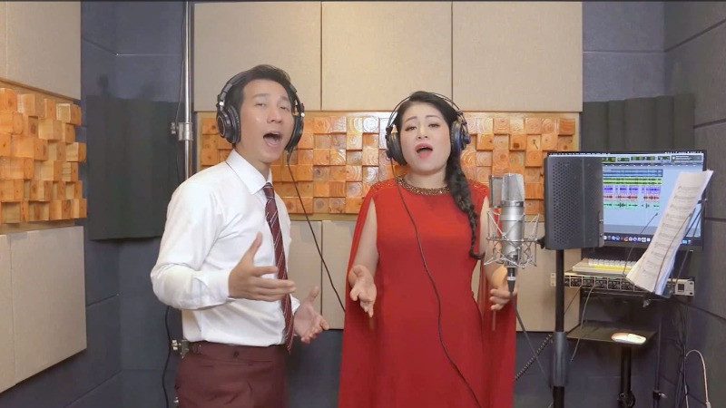 Ca sĩ Anh Thơ và Lê Anh Dũng thu âm ca khúc “Biển trời quê hương”.