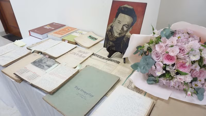 Một số tư liệu, hiện vật về nhà viết kịch Vương Lan trưng bày tại Hội thảo.