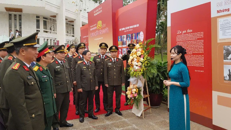 Các đại biểu nghe giới thiệu về Trưng bày chuyên đề. 