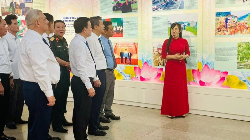 Các đại biểu tham quan Triển lãm.