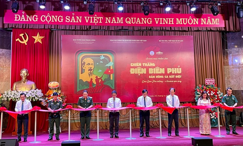 Các đại biểu cắt băng khai mạc triển lãm.