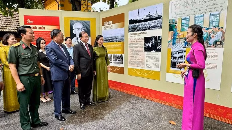 Các đại biểu tham quan Triển lãm. (Ảnh: Hà Vương)