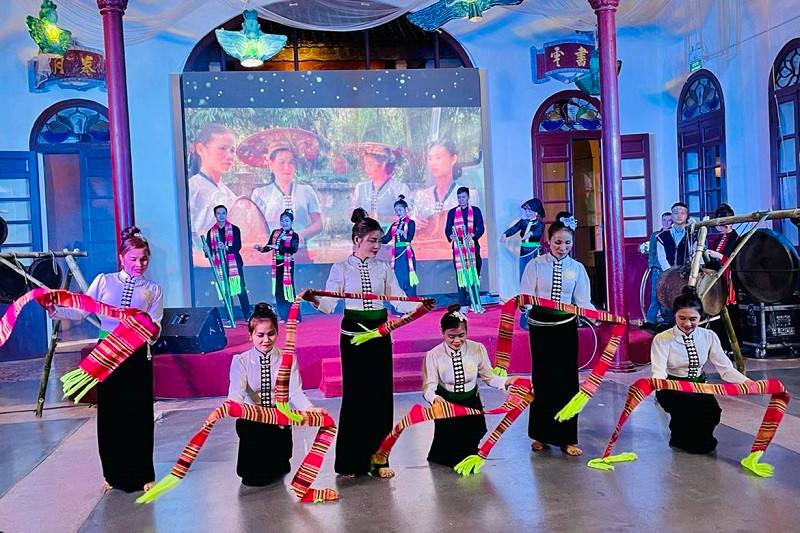 Trình diễn xòe Thái tại chương trình.