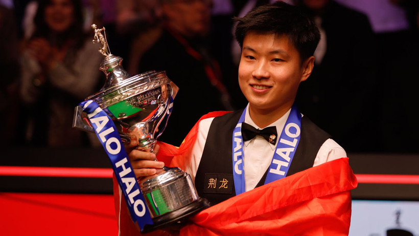 Zhao Xintong cầm trên tay chiếc cúp vô địch Snooker thế giới. (Ảnh: WST)