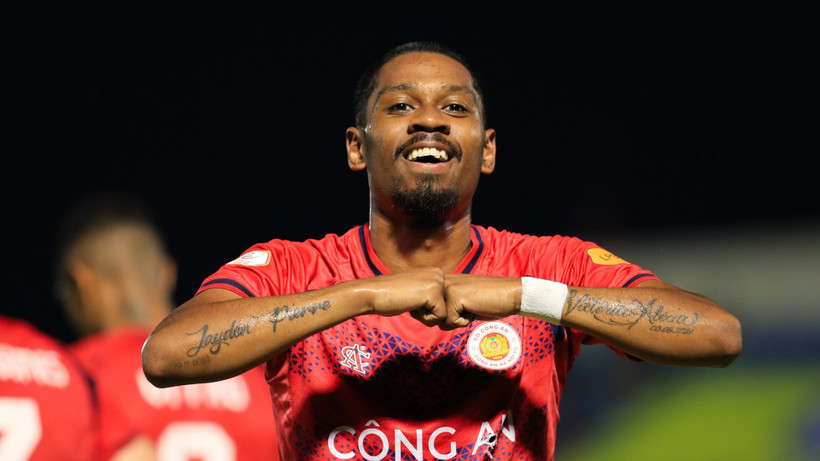 Cầu thủ nhập tịch Cao Pendant Quang Vinh sắp được cống hiến cho đội tuyển quốc gia. (Ảnh: Công an Hà Nội)