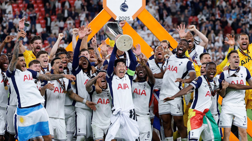 Son Heung-min nâng cao chiếc cúp vô địch Europa League cùng các đồng đội. (Ảnh: Tottenham Hotspur)