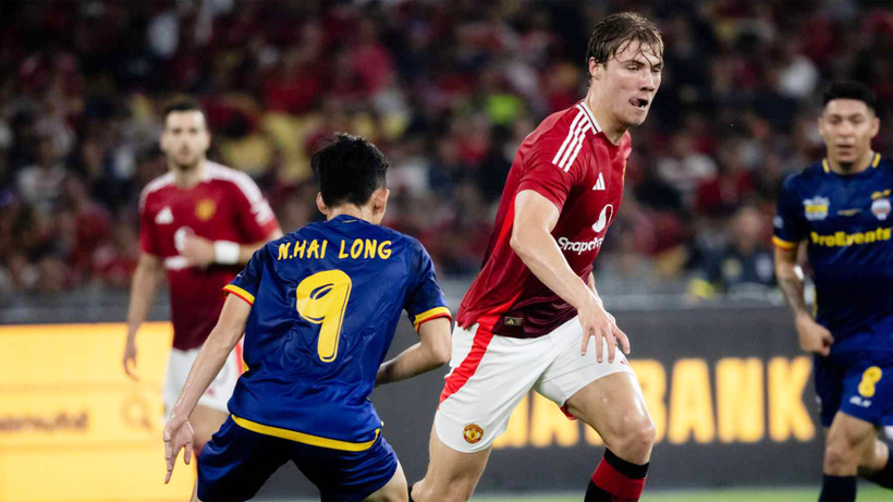 Nguyễn Hai Long đối đầu với cầu thủ Manchester United. (Ảnh: MU)