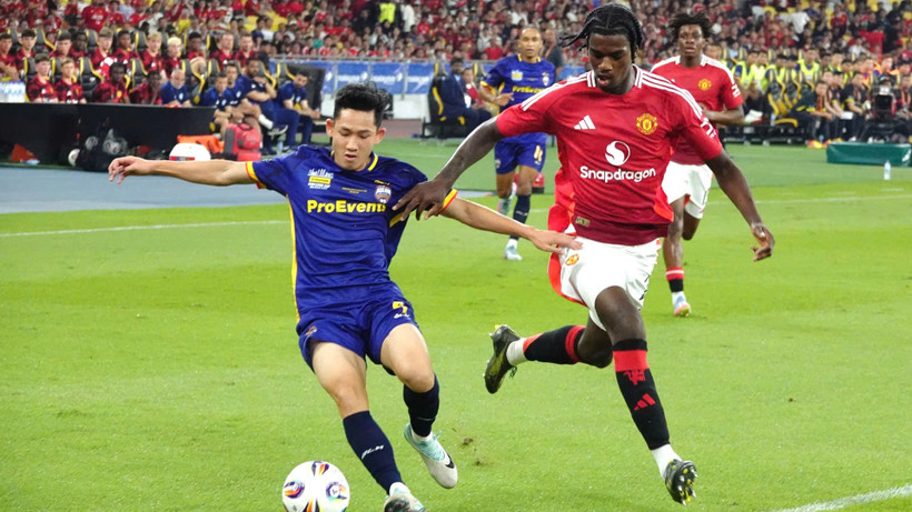 Cầu thủ Nguyễn Hai Long thi đấu trong trận đấu giữa ASEAN All Stars vs Manchester United. (Ảnh: Nam Trung)
