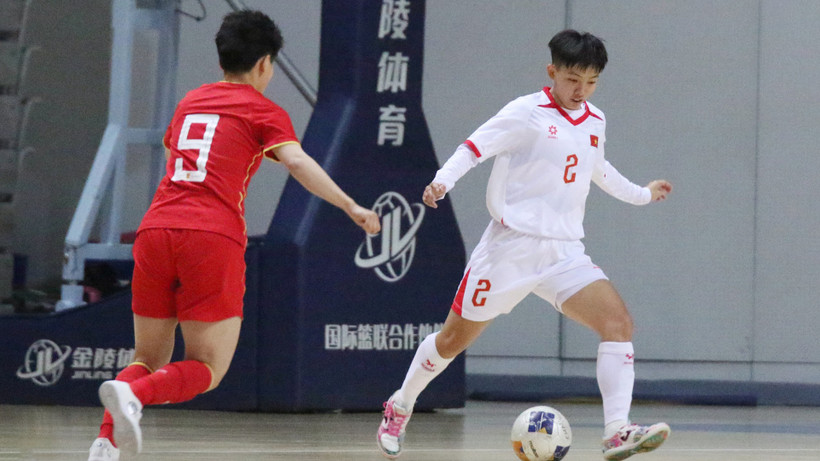 Các cầu thủ futsal nữ Việt Nam (áo trắng) cọ xát hữu ích trước Vòng chung kết Giải futsal nữ châu Á 2025. (Ảnh: VFF)