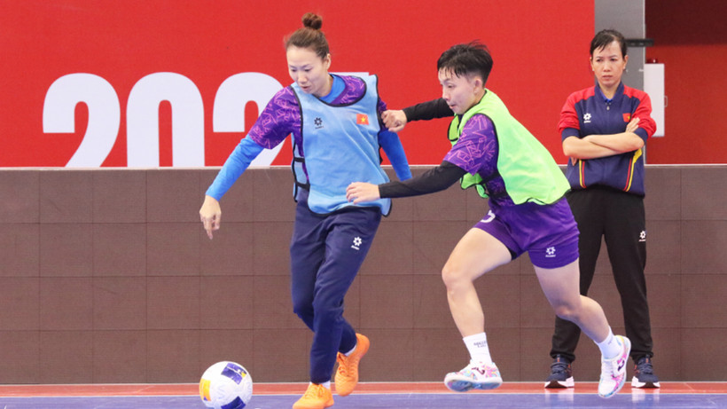 Các thành viên tuyển futsal nữ Việt Nam nỗ lực tập luyện cho trận khai màn. (Ảnh: VFF)