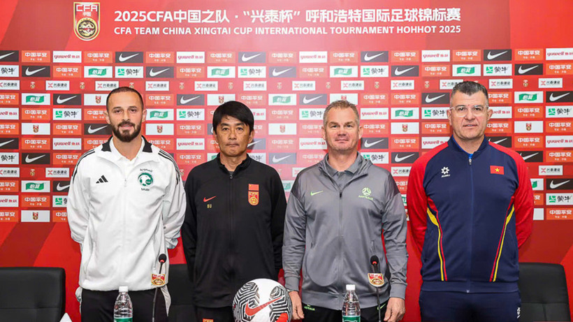 Huấn luyện viên Cristiano Roland (ngoài cùng bên phải) và huấn luyện viên các đội U16 Australia, Trung Quốc và Saudi Arabia. (Ảnh: VFF)