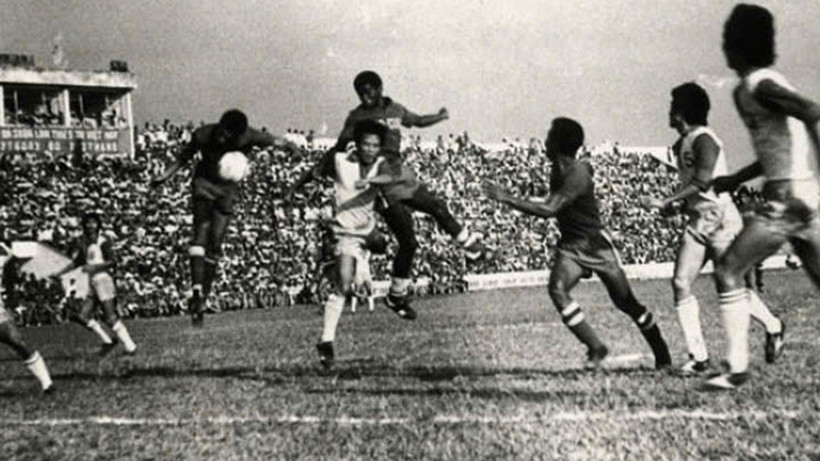 Cuộc hội ngộ bóng đá 2 miền nam-bắc trên sân Thống Nhất ngày 7/11/1976. (Ảnh tư liệu của These Football Times)