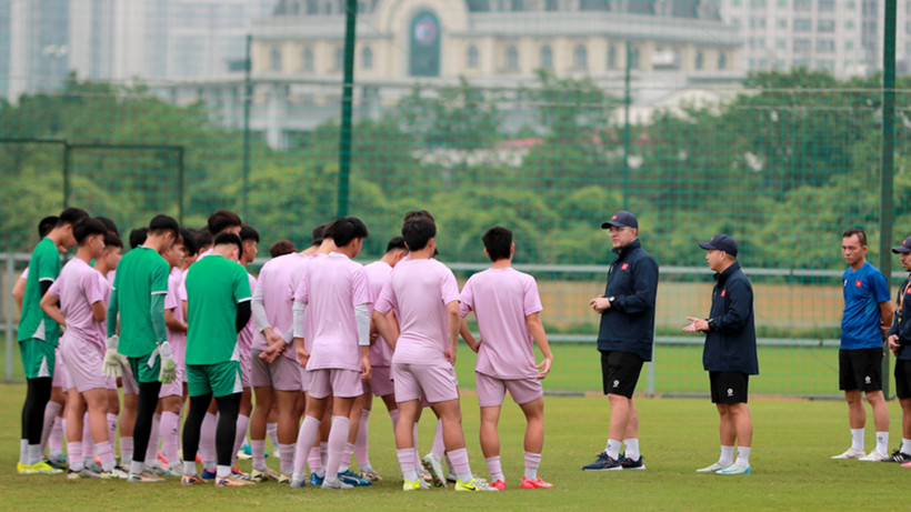 Huấn luyện viên Cristiano Roland cùng ban huấn luyện dặn dò các học trò trước buổi tập. (Ảnh: VFF)