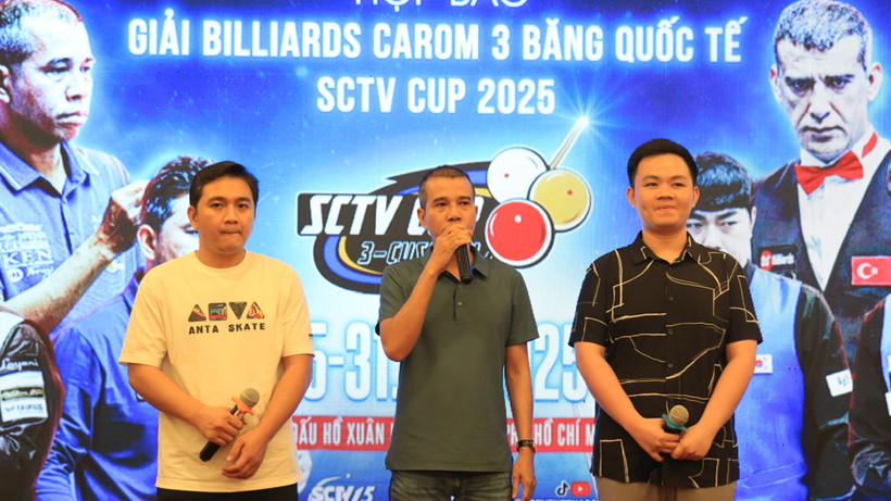 Bao Phương Vinh (trái), Trần Quyết Chiến (giữa) cùng Trần Thanh Lực háo hức chờ so tài ở giải billiards carom 3 băng quốc tế SCTV Cup 2025. 