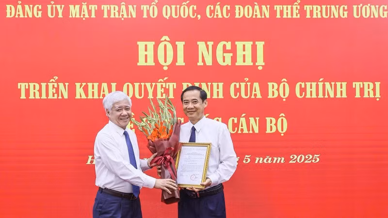Đồng chí Đỗ Văn Chiến (bên trái) trao Quyết định, tặng hoa chúc mừng Phó Bí thư Đảng ủy Mặt trận Tổ quốc, các đoàn thể Trung ương nhiệm kỳ 2020-2025 Nguyễn Thái Học.