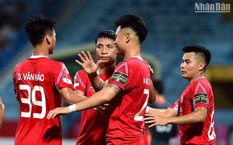 Đức Chiến ăn mừng bàn thắng mở tỷ số cùng các đồng đội. (Ảnh: TRẦN HẢI)