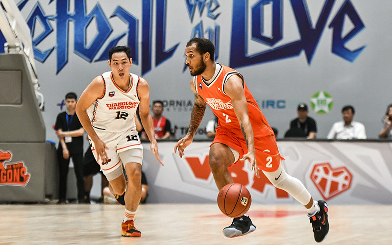 Jermaine Marrow (áo cam) dẫn bóng. (Ảnh: VBA)