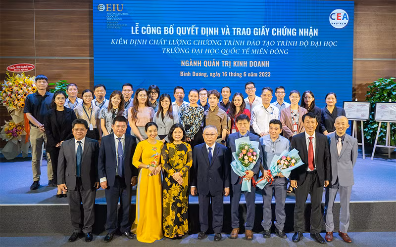 Đoàn Đánh giá ngoài thuộc Trung tâm Kiểm định chất lượng giáo dục Đại học Quốc gia Thành phố Hồ Chí Minh chụp ảnh lưu niệm cùng tập thể EIU.