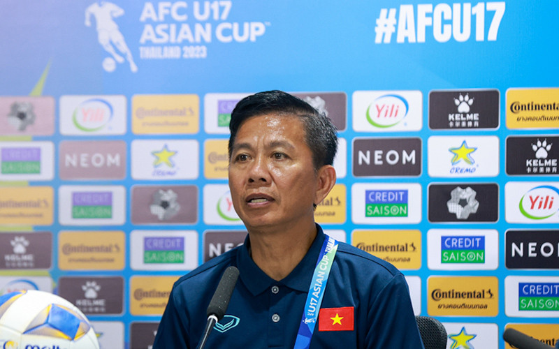 Huấn luyện viên Hoàng Anh Tuấn trả lời tại buổi họp báo sau trận thua U17 Nhật Bản 0-4. (Ảnh: VFF)