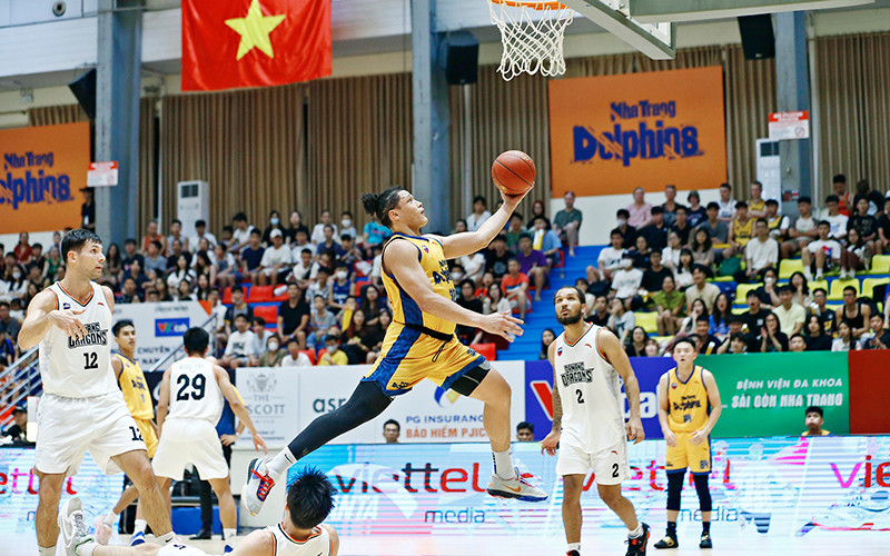 Dominique Tham lên rổ giữa vòng vây của các cầu thủ Danang Dragons.