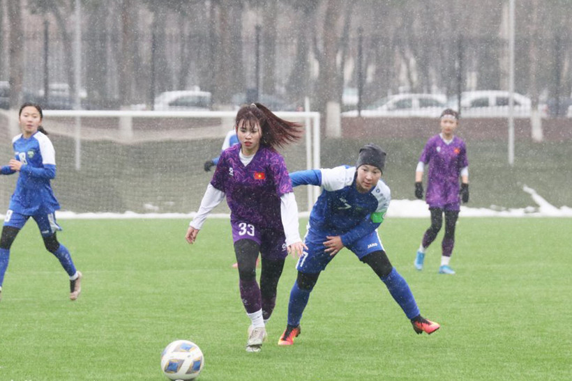 Đội tuyển U20 nữ Việt Nam cầm hoà chủ nhà U20 Uzbekistan dưới mưa tuyết. (Ảnh: VFF)