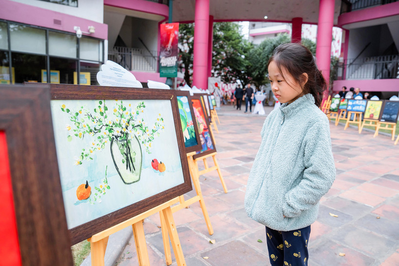 Một em nhỏ tại buổi triển lãm tranh. (Ảnh: BTC)