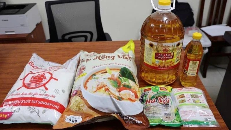 Các sản phẩm mì chính giả, dầu ăn giả được lực lượng chức năng phát hiện và thu giữ.