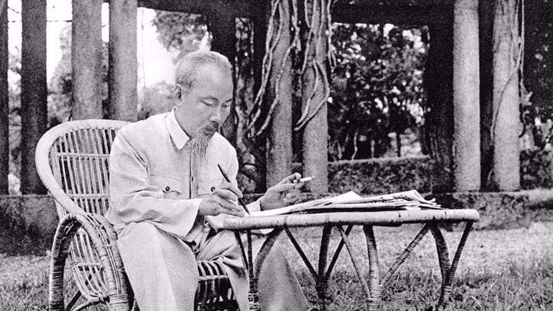 Chủ tịch Hồ Chí Minh làm việc tại Phủ Chủ tịch. (Ảnh tư liệu)